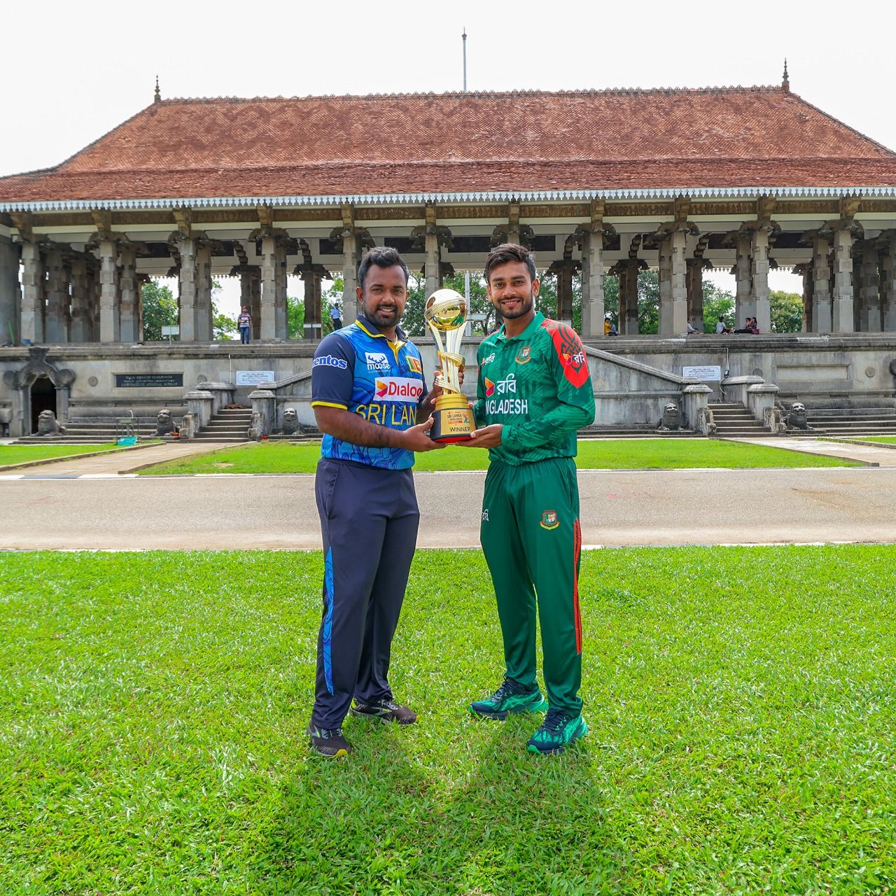 Sri Lanka captain Charith Asalanka and Bangladesh's Mehidy Hasan Miraz pose with the trophy ahead of the start of the ODI series. @ SLC