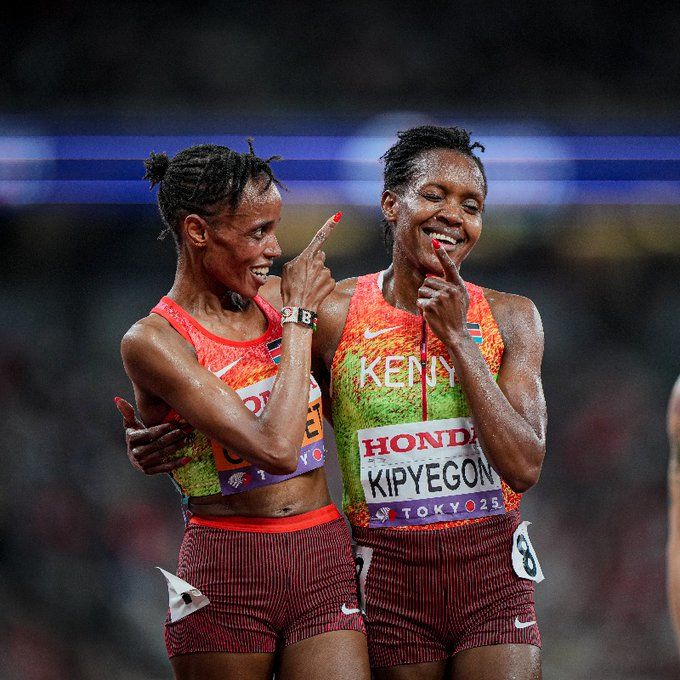 (L) Kenya’s Beatrice Chebet celebrate with her teammate Faith Kipyegon. @WorldAthletics